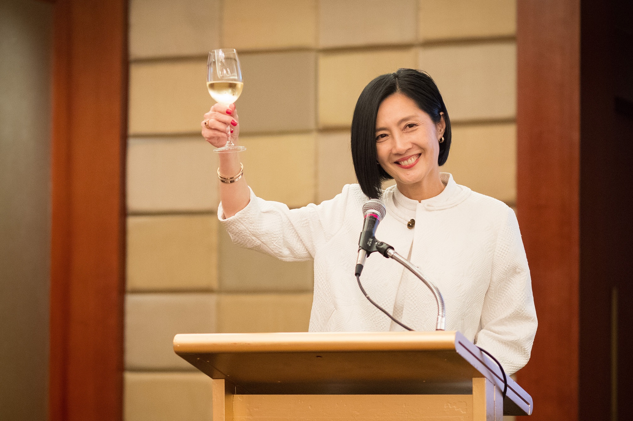 President and Dean Dr. Jikyeong Kang toasts the dinner guests