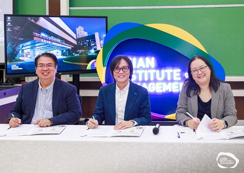 Professor Alberto Mateo and Carelon Executives, Nicki Agcaoili and Rae Kintanar sign the Memorandum of Agreement.